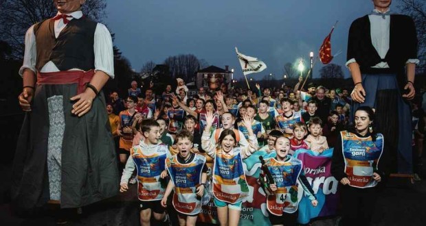 Ikastolako haurrak ziganteekin