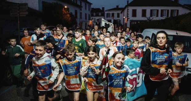 Ikastolako haurrak lorios